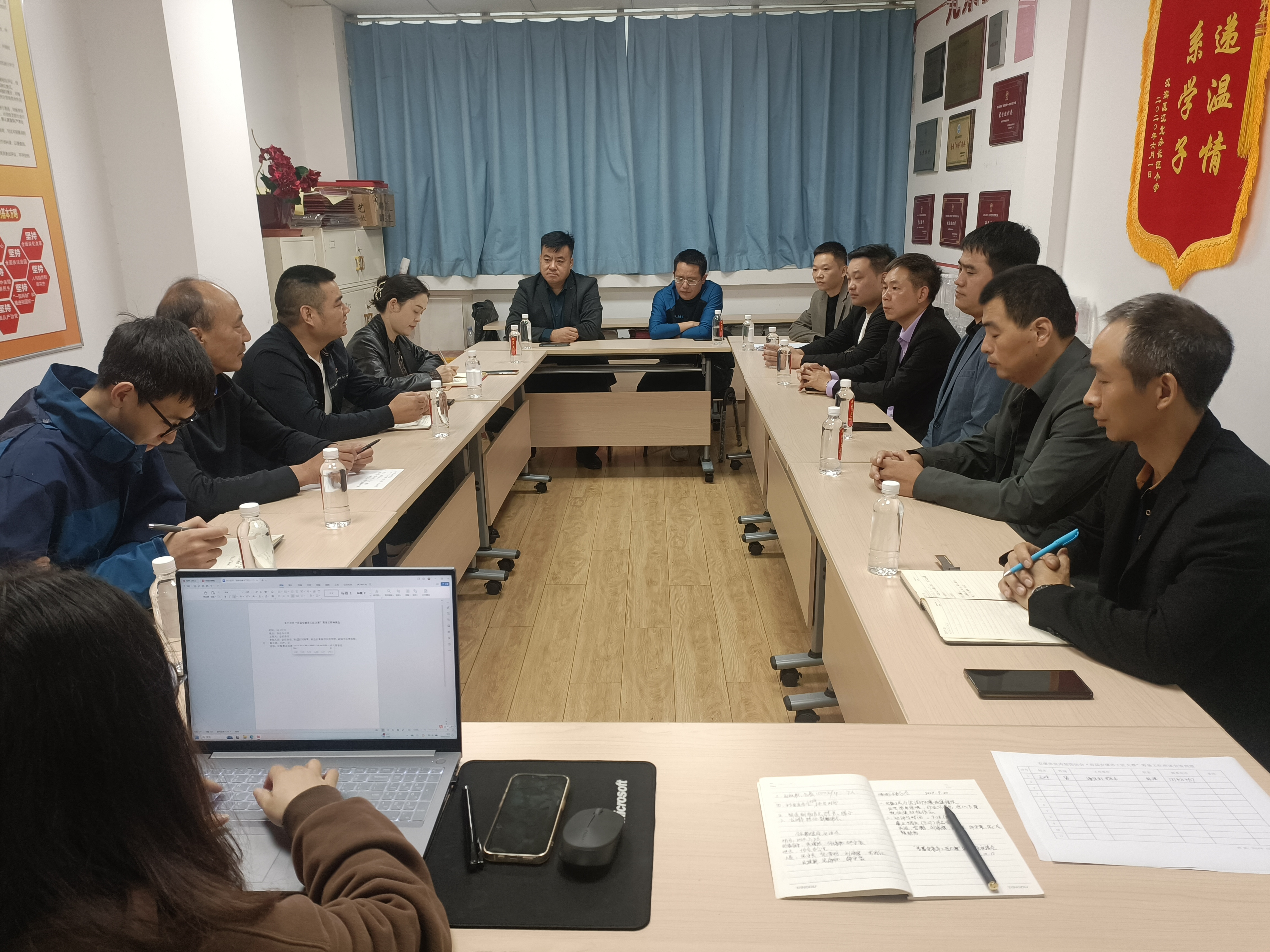 安康市室内装饰协会轮值领导会长徐安、副秘书长王化军、监事张锋组织召开“首届安康市工匠大赛”意见征询会