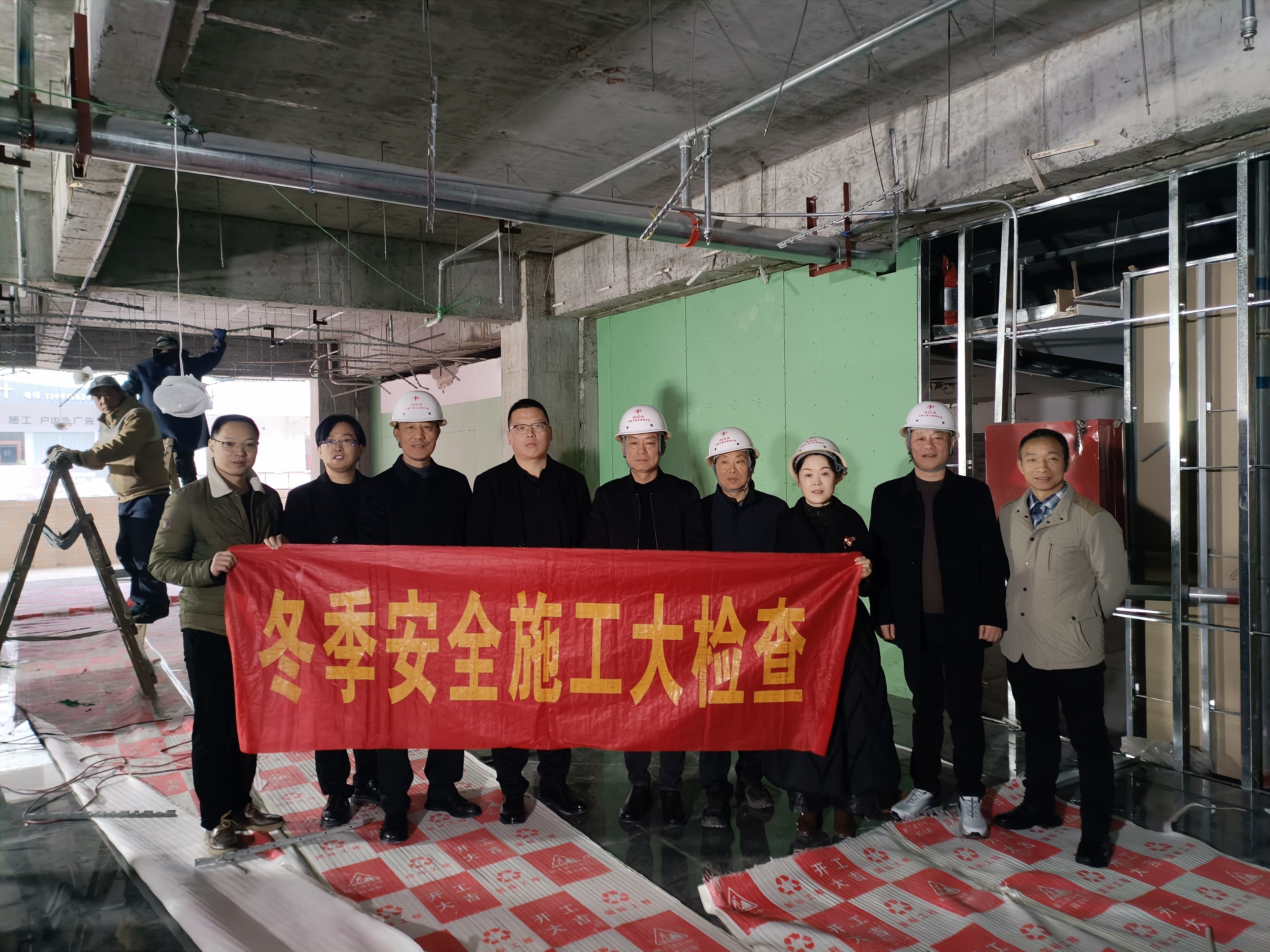 安康市室内装饰协会轮值副会长吴旗新，副秘书长王冲，监事陈光清带队开展冬季安全施工大检查活动
